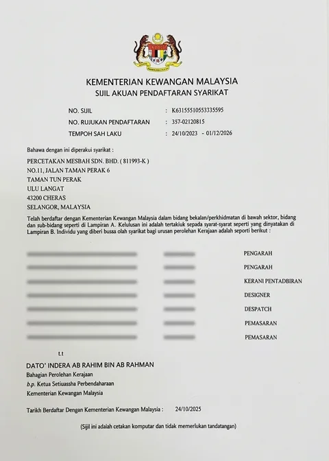 Sijil Akuan Pendaftaran Syarikat daripada Kementerian Kewangan Malaysia untuk Percetakan Mesbah Sdn. Bhd., tempoh sah laku 24/10/2023 hingga 01/12/2026. Nama dan nombor kad pengenalan kakitangan dikaburkan.